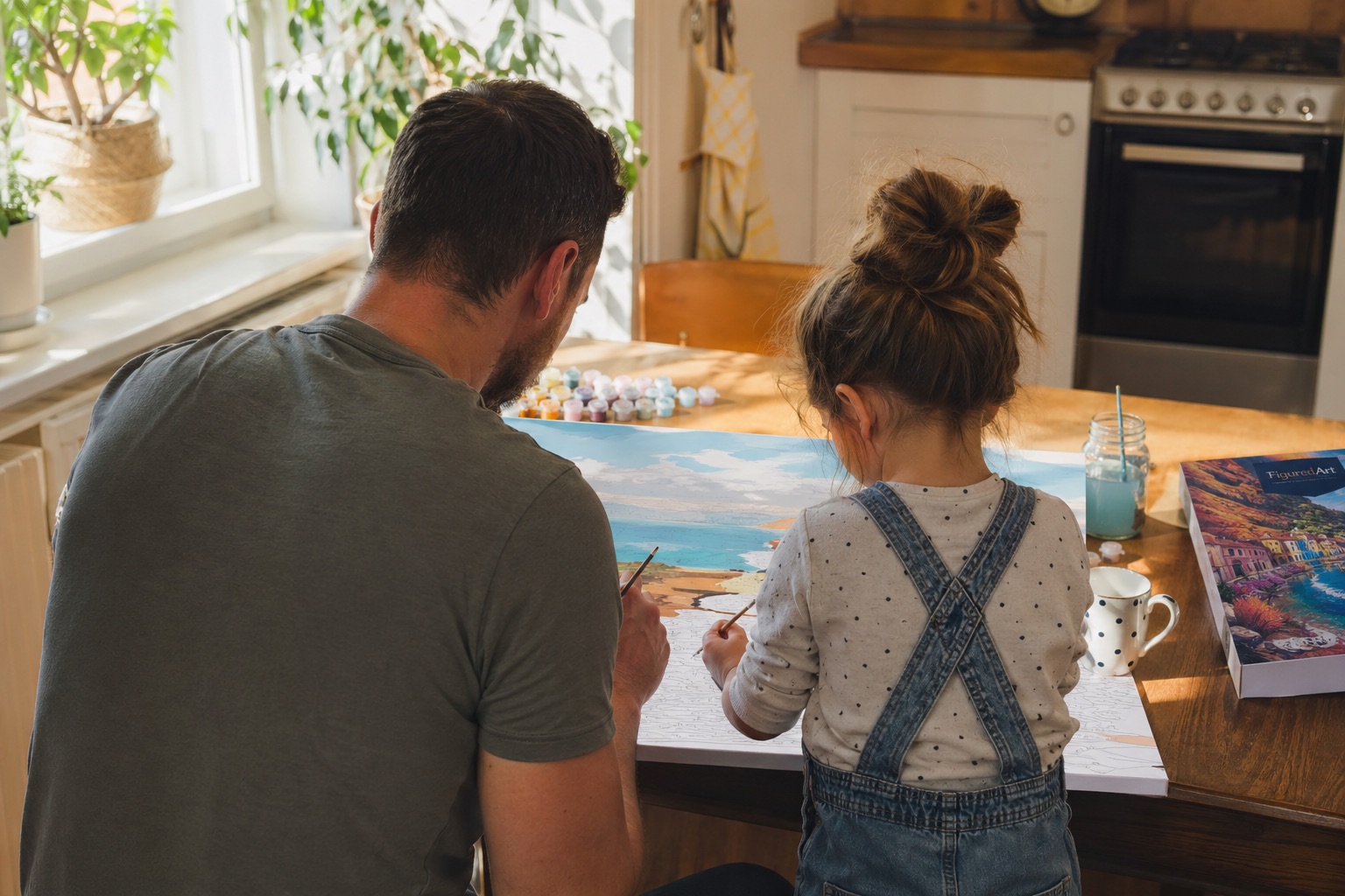 Vater und Kind beim Malen nach Zahlen